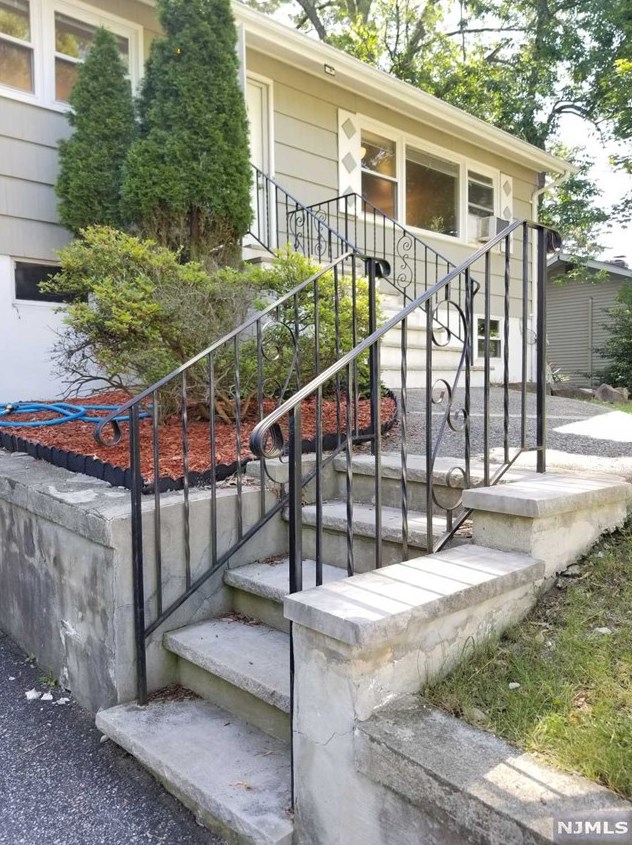 24 Ruth Ln, Demarest, NJ 07627