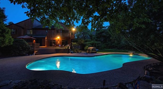 9 Corn Mill Ct, Upper Saddle River, NJ 07458