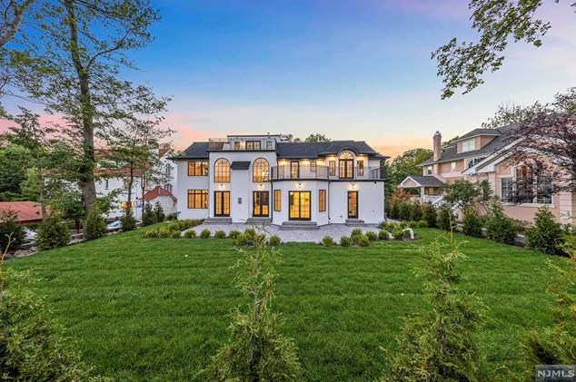 1050 Arcadian Way, West Fort Lee, NJ 07024-6348