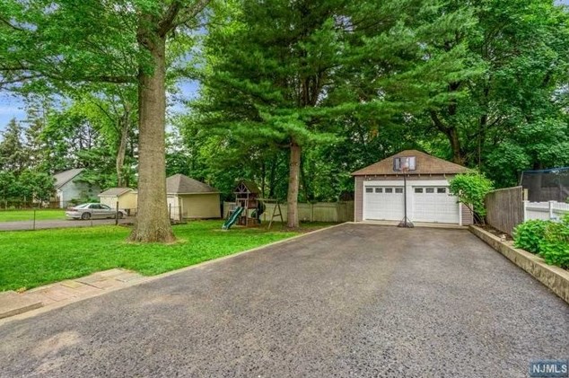 69 Central Ave, Hillsdale NJ  07642-2113 exterior