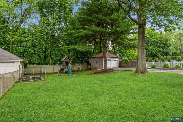 69 Central Ave, Hillsdale NJ  07642-2113 exterior
