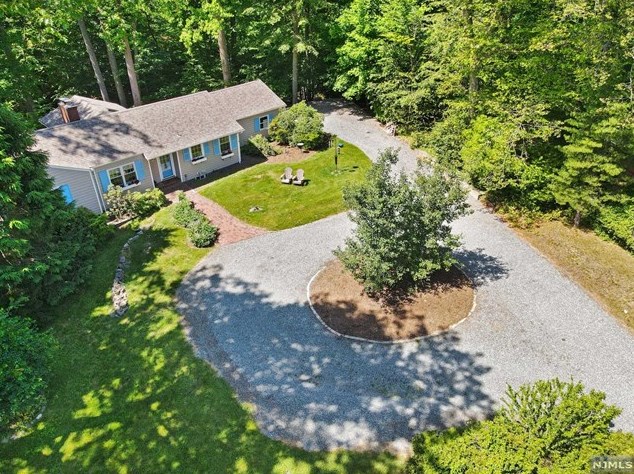 31 Pine Dr, Park Ridge, NJ 07656
