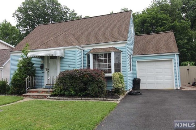 180 Washington Ave, Elmwood Park, NJ 07407-2309