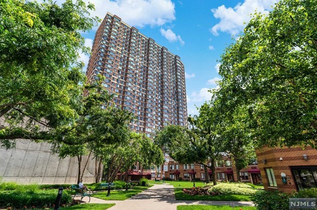 100 Old Palisade Rd, West Fort Lee NJ 07024-7064 exterior