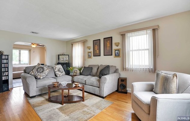 27 Beveridge St, Teaneck, NJ 07666
