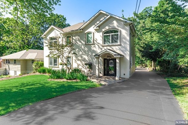 74 Oneida Ave, Oakland, NJ 07436