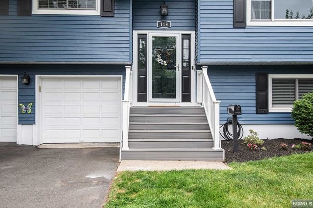 118 Hillside Ave, Hasbrouck Heights, NJ 07604