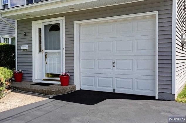 6 Stuart St, Waldwick, NJ 07463-2427