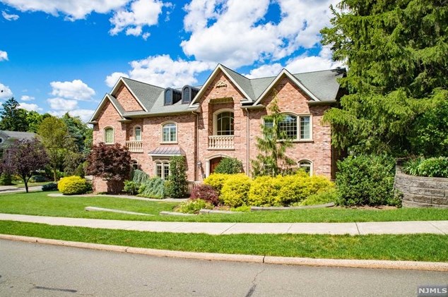 32 Alpine Dr, Closter, NJ 07624