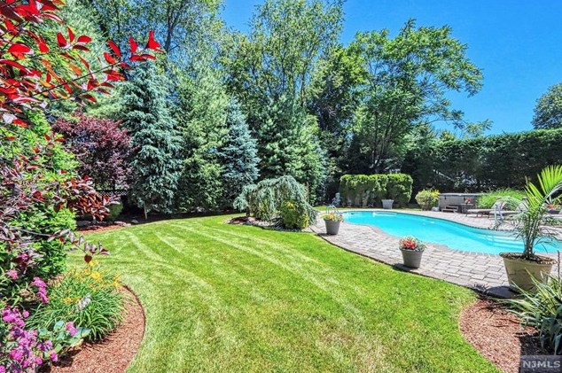 10 Fairfield Ct, Westwood, NJ 07676-5114