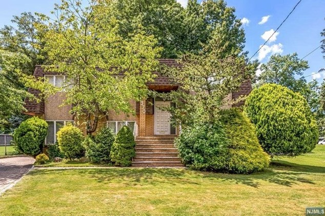 1370 Windsor Rd, Teaneck, NJ 07666