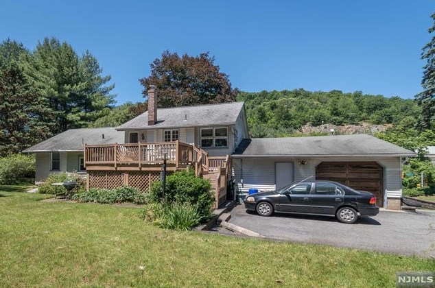 163 W Oakland Ave, Oakland, NJ 07436