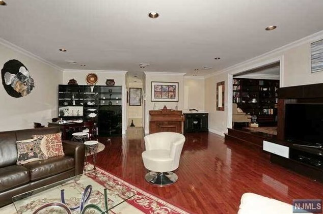 31 Shield Dr, Westwood, NJ 07677-8127