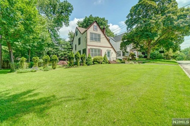 21 Coleman Ter, Tenafly, NJ 07670-2619