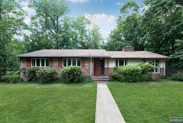 56 Pinehill Dr, Upper Saddle River, NJ 07458