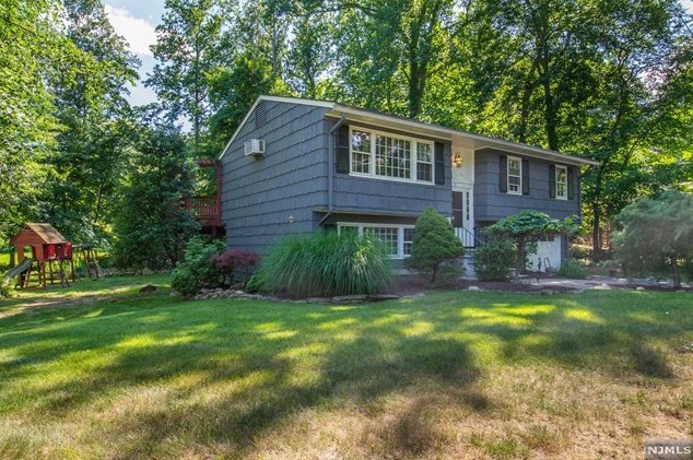 12 Parker Pl, Upper Saddle River, NJ 07458