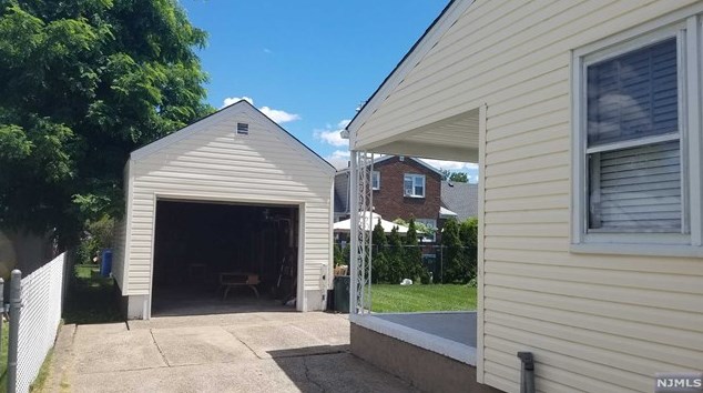 13 Beech St, Elmwood Park, NJ 07407