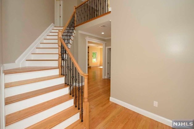 23 Stag Hill Rd, Mahwah, NJ 07430