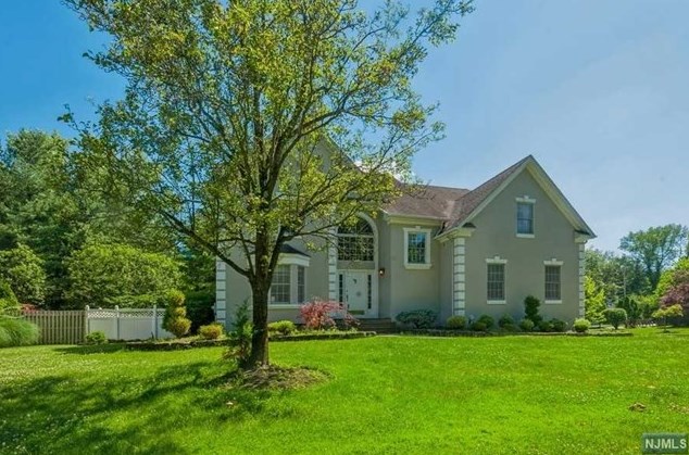 8 Bethany Cir, Closter, NJ 07624