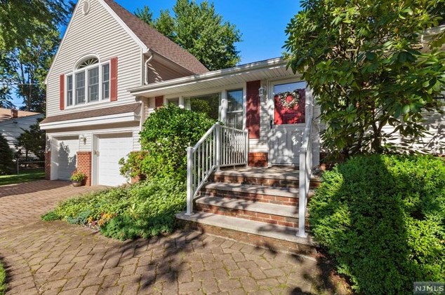 5 Erie Ave, Emerson, NJ 07630-1525