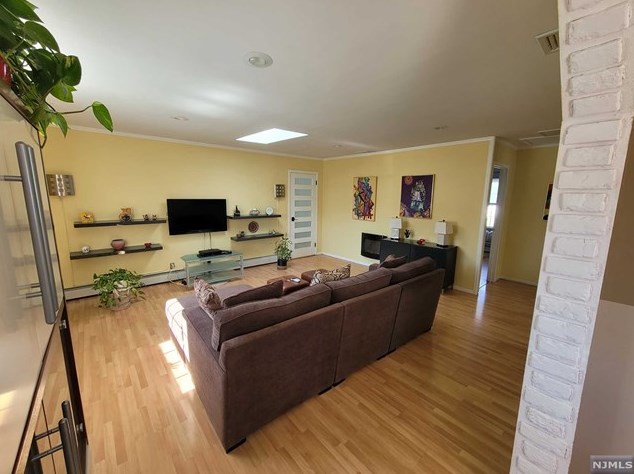 25 Meakin Ave, Rochelle Park, NJ 07662