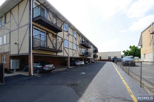 33 Henry Pl, Hackensack NJ  07601-6635 exterior