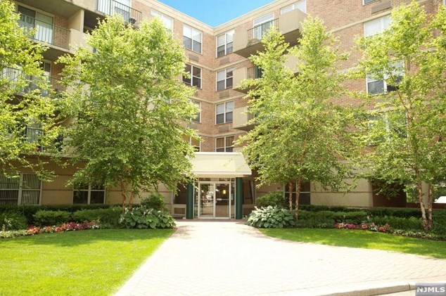 200 Grand Cove Way #4m, Edgewater, NJ 07020