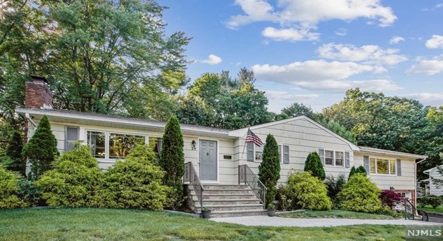 29 Harreton Rd, Allendale, NJ 07401