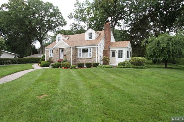 431 Radcliffe St, Wyckoff, NJ 07481-3063