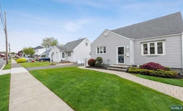273 Evans Pl, Saddle Brook, NJ 07663-5046