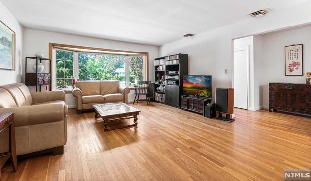 145 Palisade Ave, Cresskill, NJ 07626