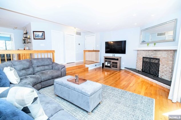 591 Sanderling Ct, Secaucus, NJ 07094-2220
