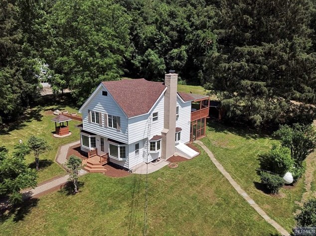 566 Stonetown Rd, Skyline Lakes, NJ 07456