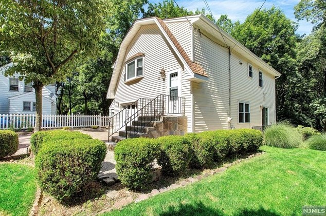33 Grove St, Montvale, NJ 07645