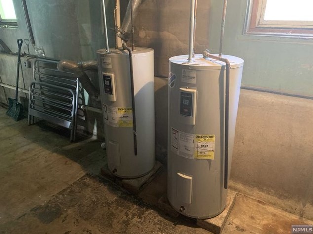 36 Marshall Ave, Little Ferry NJ 07643-1822 exterior