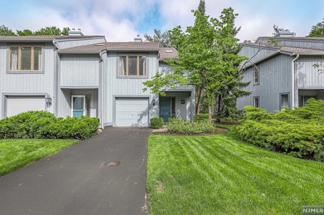 10 Daryl Ct, Ridgewood, NJ 07452