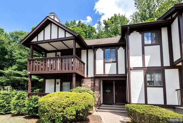 3902 Melville Ct, Mahwah, NJ 07430