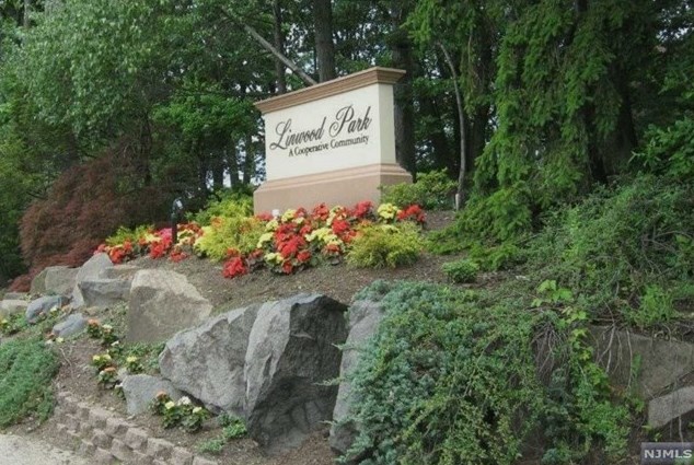 501 Linwood Dr, West Fort Lee NJ  07024-3609 exterior