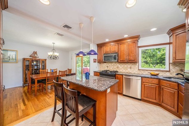 9 Robby Rd, Little Ferry, NJ 07643-1713