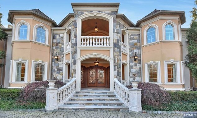 297 Lynn Dr, Franklin Lakes, NJ 07417