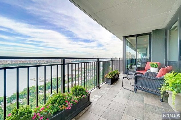 1500 Palisade Ave, West Fort Lee NJ  07024-5343 exterior