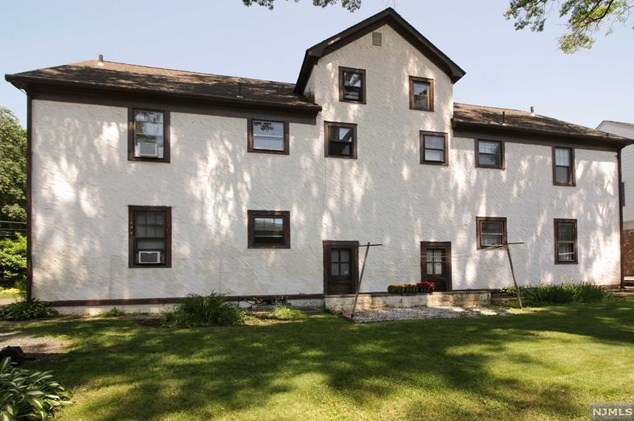 48 Pierce Ave, Midland Pk, NJ 07432-1853