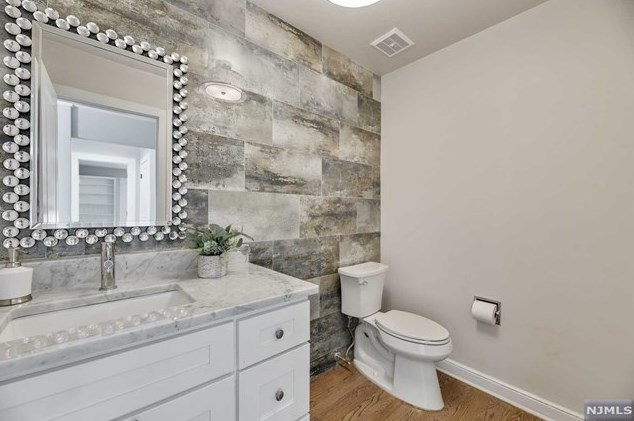 16 Greenbrook Rd, West Caldwell NJ  07006-4320 exterior