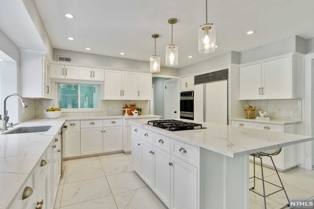 16 Greenbrook Rd, West Caldwell NJ  07006-4320 exterior