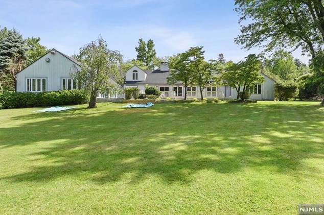 16 Greenbrook Rd, West Caldwell NJ  07006-4320 exterior