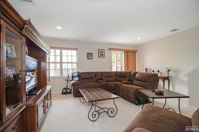 55 Mountainside Dr, Pompton Lakes NJ  07442-1763 exterior