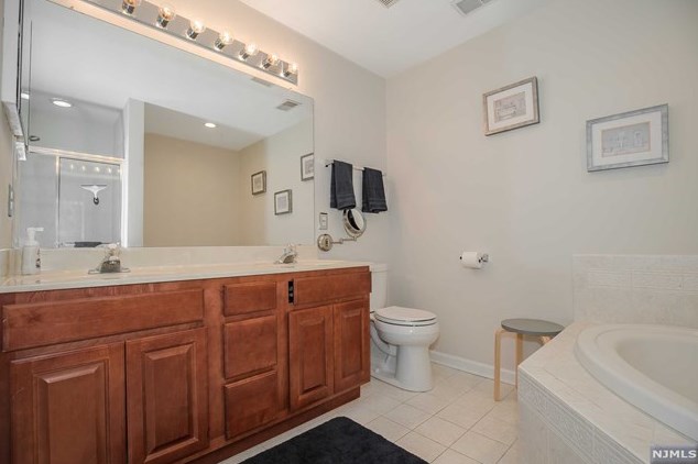 55 Mountainside Dr, Pompton Lakes NJ  07442-1763 exterior