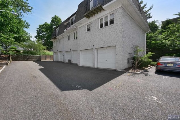 352 Bloomfield Ave, Verona, NJ 07044