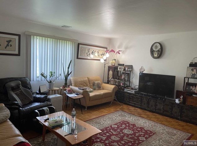 167 Roosevelt Pl, Palisades Park, NJ 07650