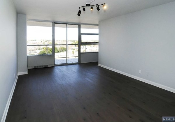 6050 Boulevard E #12d, West New York, NJ 07093